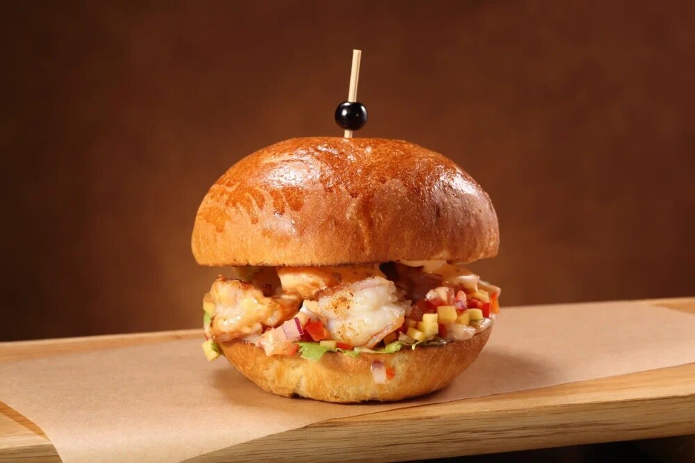 Бургер с креветкой и овощной сальсой