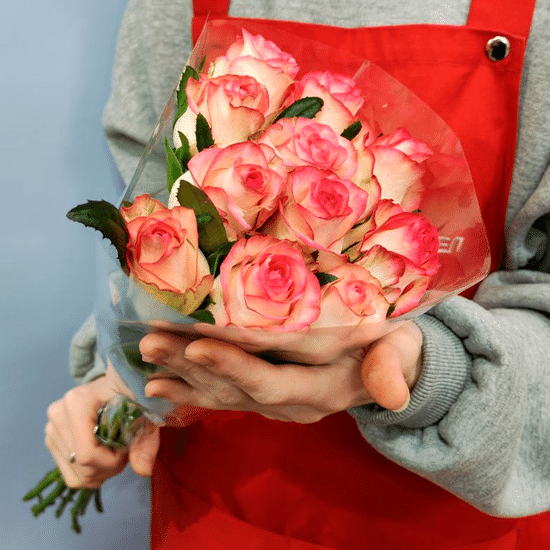 11 роз (бело-розовые 50 см) в пачке