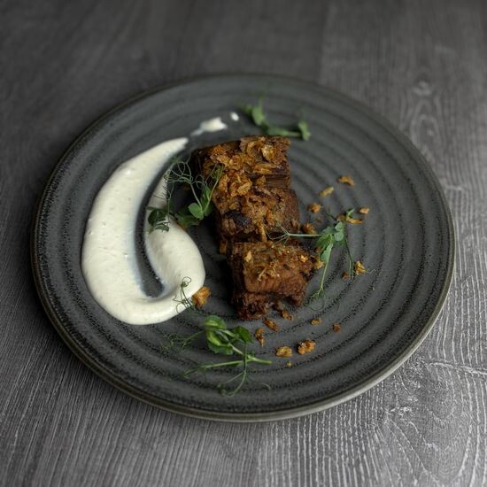 Печень говяжья жареная с 
хрустящим луком и чесночным соусом