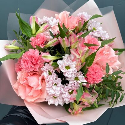 Букет 144 с французскими розами, розовой ромашкой, диантусами и альстромерией
