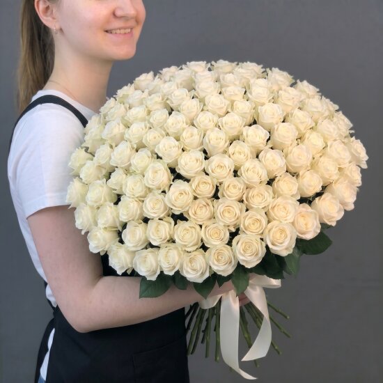 101 роза (Аваланш 70 см) с лентой