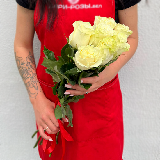 7 белых роз 60 см с лентой (э)