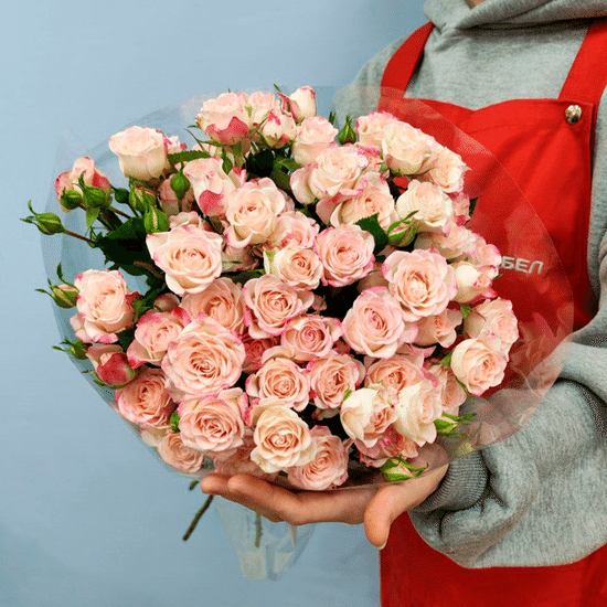 9 куст. роз (бело-розовые) в пачке