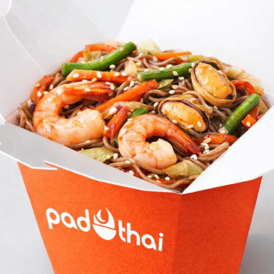 Морепродукты в кисло-сладком соусе с лапшой соба