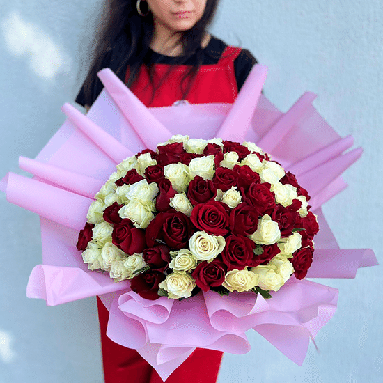 101 кр/бел роза 50 см с оформл.(ф)