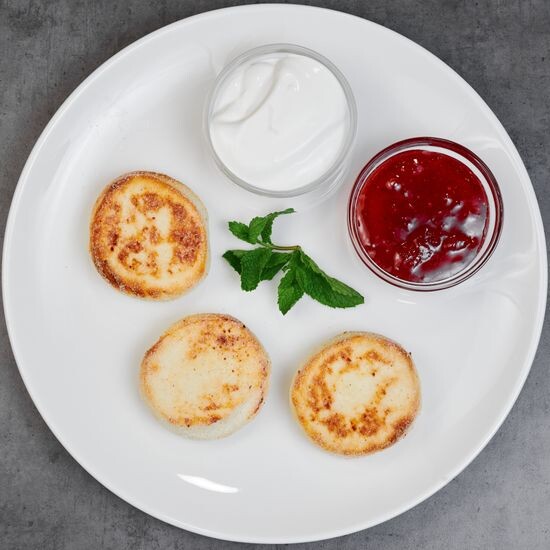 Завтрак «Сырники с джемом и сметаной»