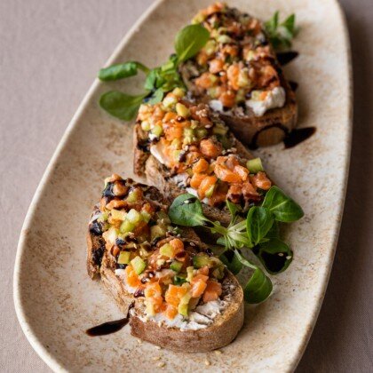 Брускетта с сальсой из лосося