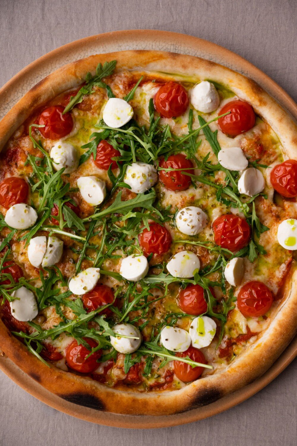 Пицца Капрезе с соусом песто