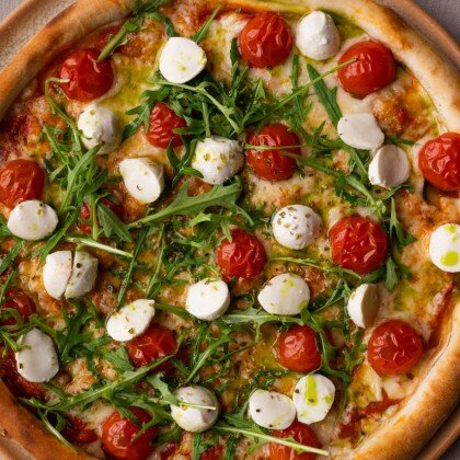 Пицца Капрезе с соусом песто