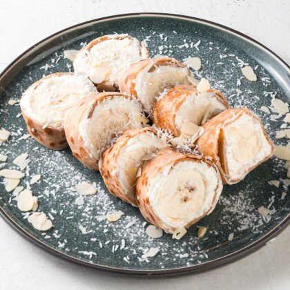 Сладкий ролл с бананом