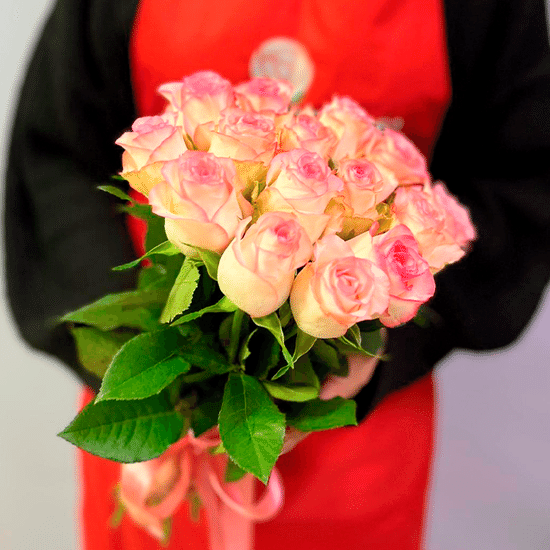 15 бело-розовых роз 40 см с лентой