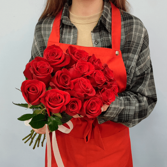 15 красных роз 50 см с лентой (э)