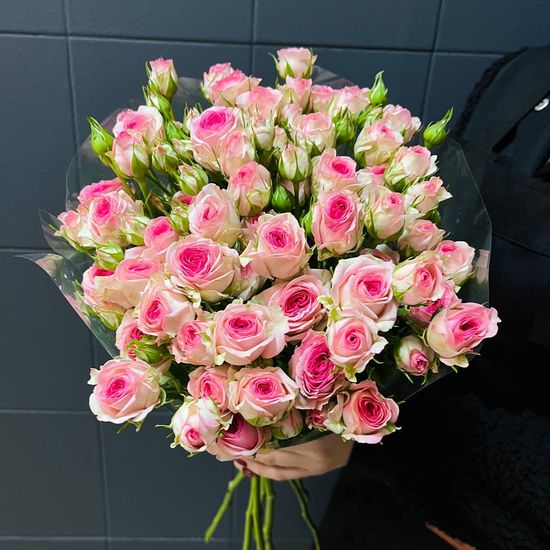 9 куст. роз (розовая Princess) в пачке