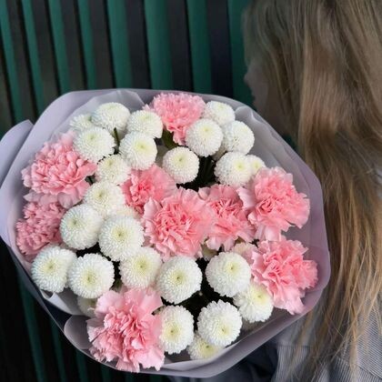 Букет из 4 хризантемы Ньютон + 9 розовых диантусов матовый бокал