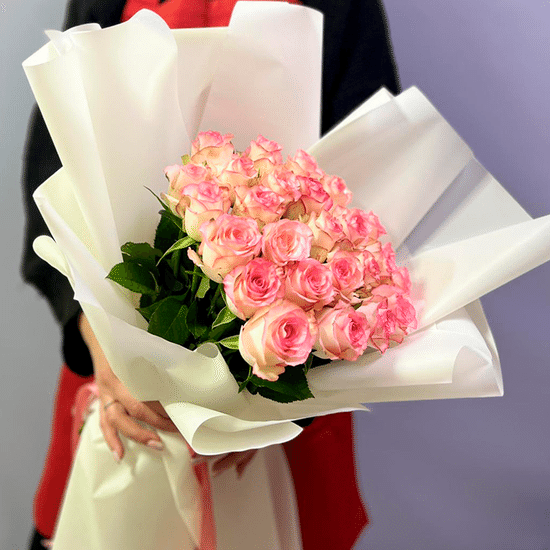 25 бело-розовых роз 50 см с оформл.(б)