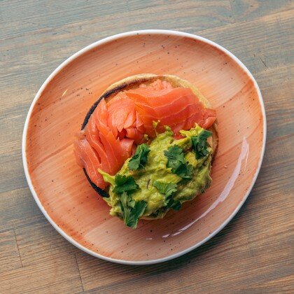 Панкейки с лососем и гуакамоле