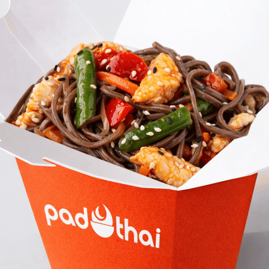 Курица в кисло-сладком соусе с лапшой соба