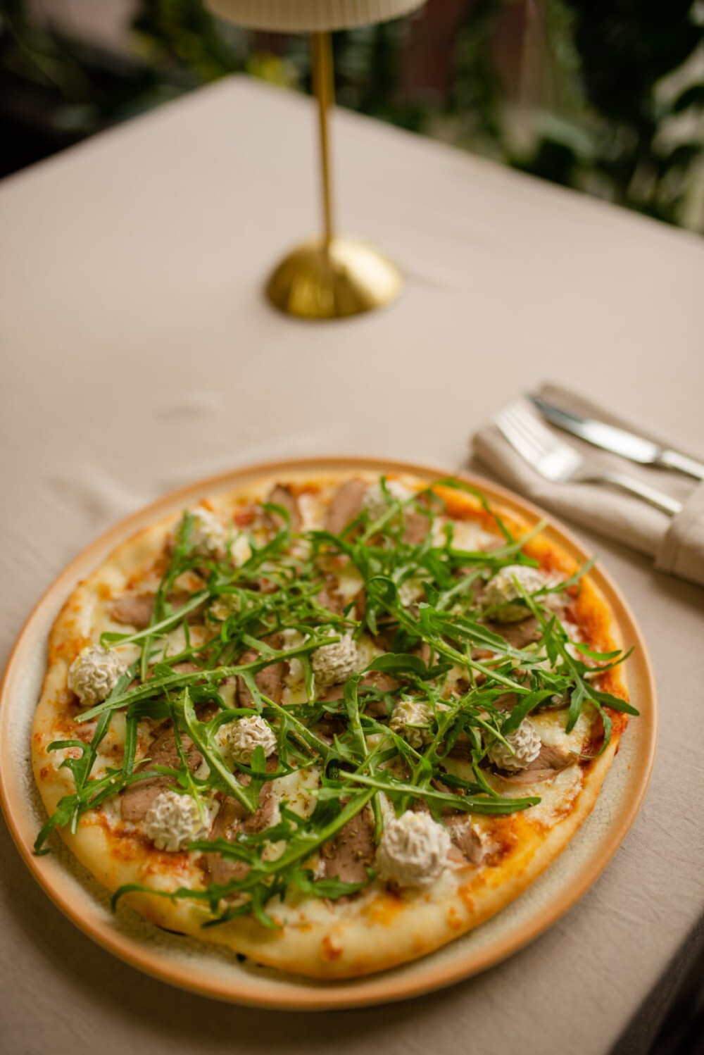 Пицца с томленой уткой, рукколой и трюфельным маслом