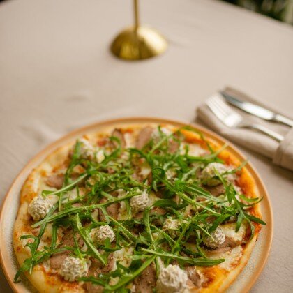 Пицца с томленой уткой, рукколой и трюфельным маслом