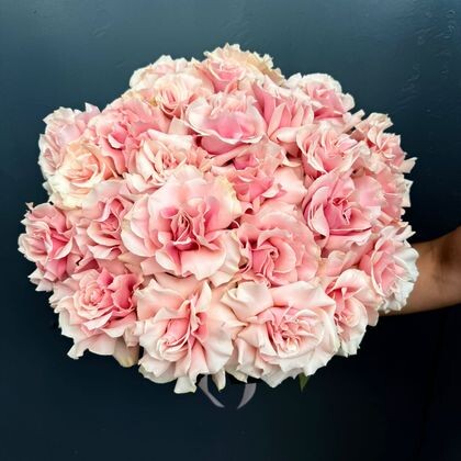 25 розовых французских роз