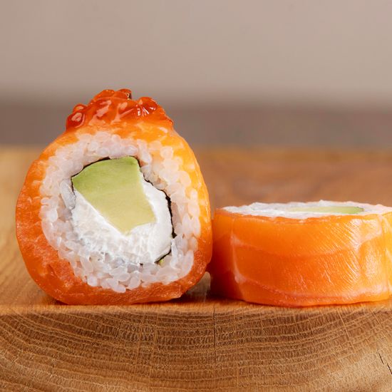 Филадельфия с авокадо и икрой лосося