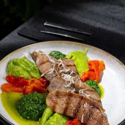 Язык-гриль на пюре картофель-рукола