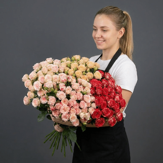 15 куст. роз (в ассортименте) в пачке