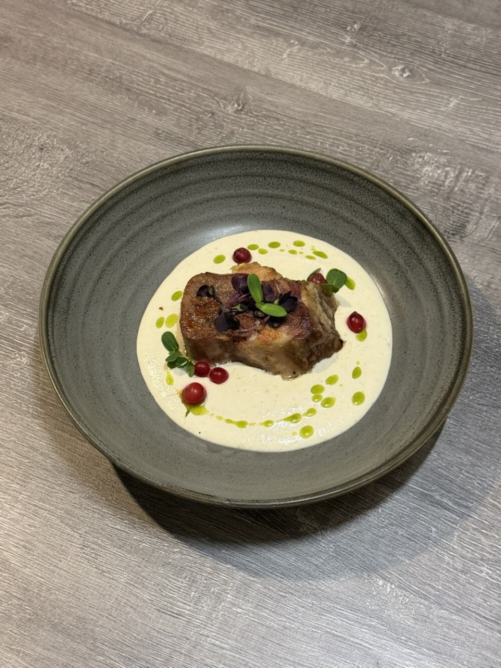 Говяжий язык гриль с соусом из хрена