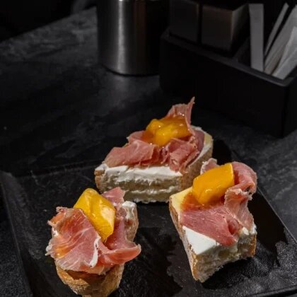 Брускетта с пармой и манго