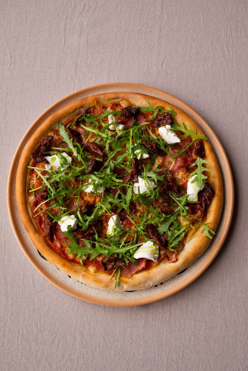 Пицца с ветчиной, вялеными томатами и сливочным сыром