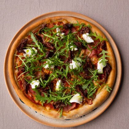 Пицца с ветчиной, вялеными томатами и сливочным сыром