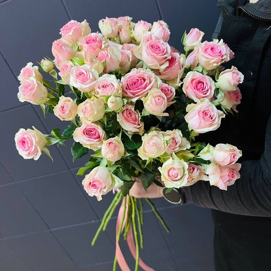 11 куст. роз (розовая Princess) в пачке