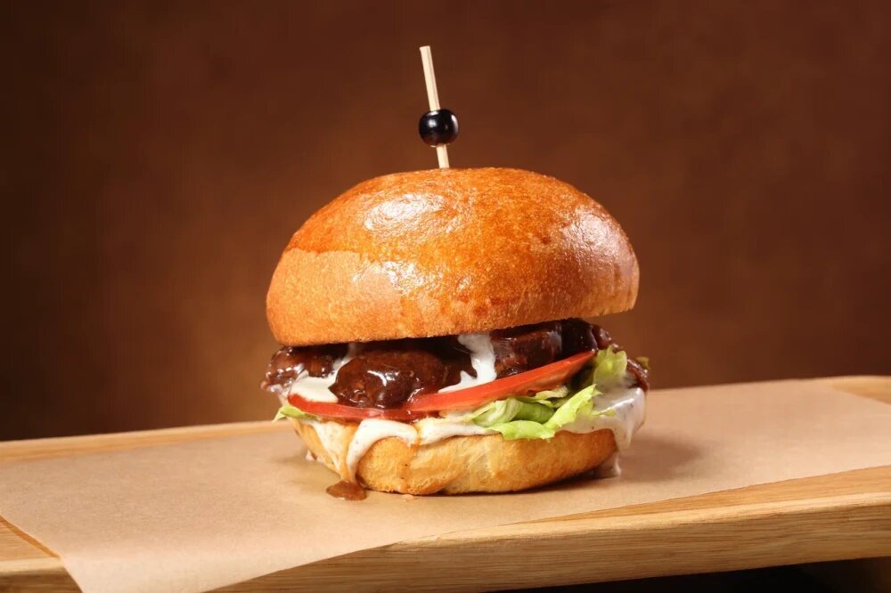 Бургер с говяжьей щекой и соусом блючиз