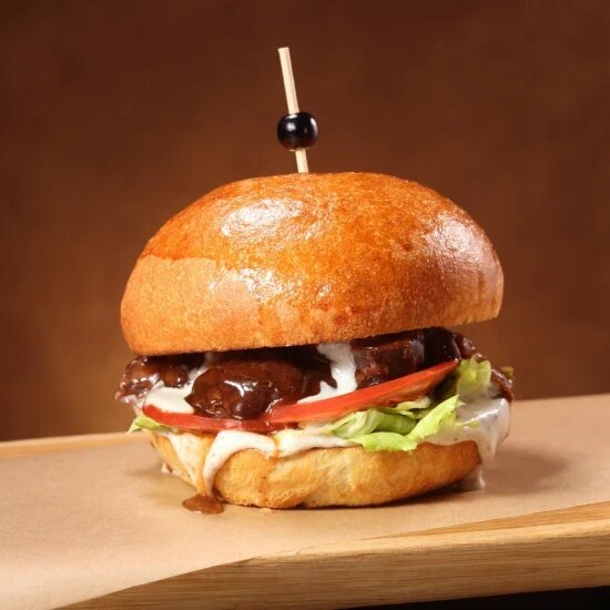 Бургер с говяжьей щекой и соусом блючиз