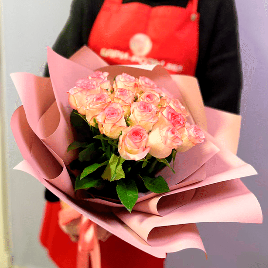 15 бело-розовых роз 50 см с оформл.(п)