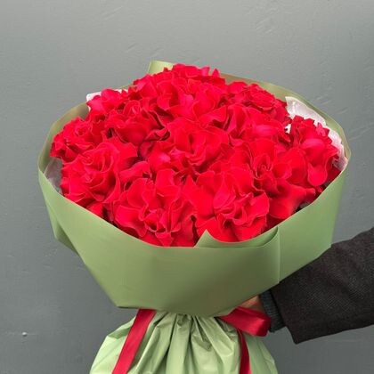 15 красных французских роз в зеленой упаковке