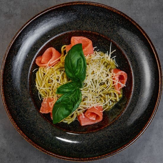 Паста с сёмгой и соусом песто