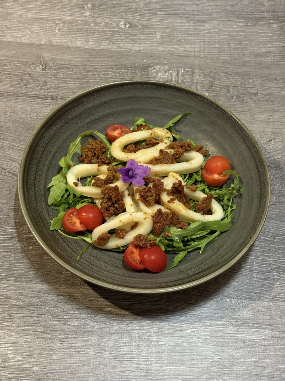 Кальмар с рукколой и тапенадом из вяленых томатов