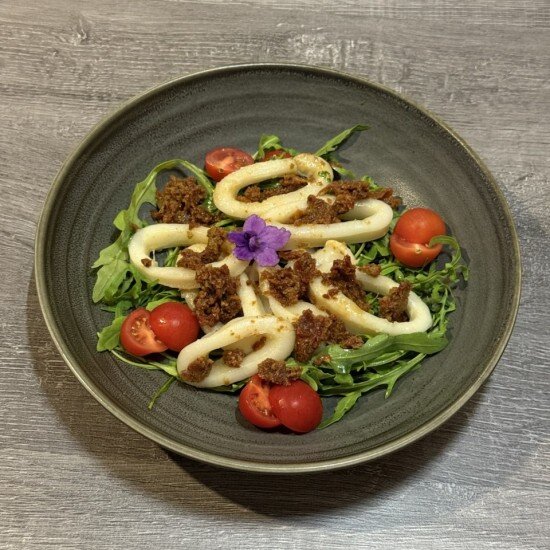 Кальмар с рукколой и тапенадом из вяленых томатов