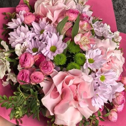 Букет 325 с французскими розами, кустовой Жизель и ромашками