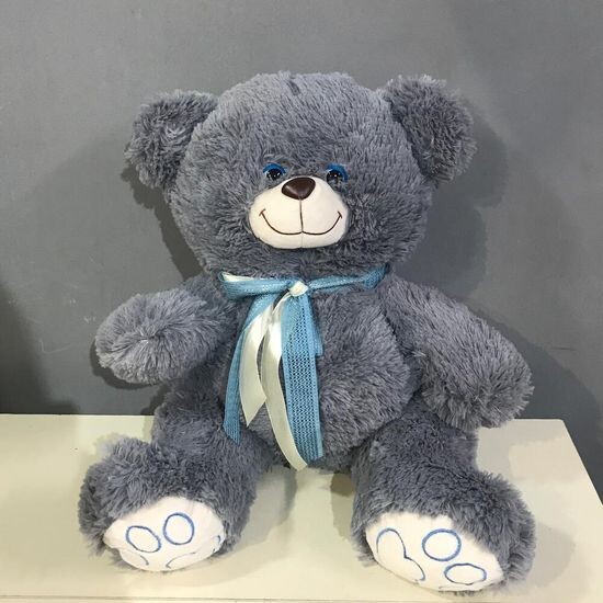 Серый плюшевый медведь