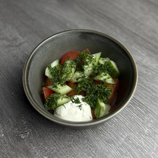 Салат овощной со сметаной