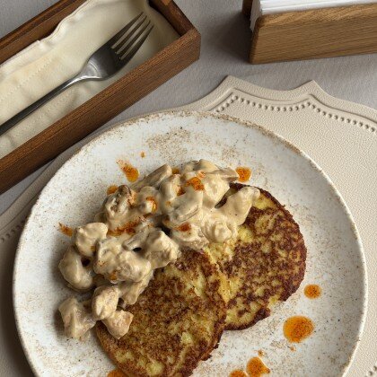 Драники с цыпленком и сливочно-грибным соусом