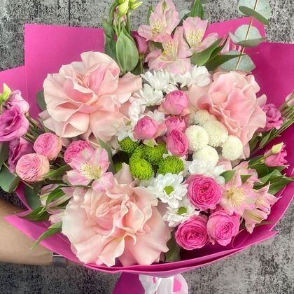 Букет 333 с французскими розами, кустовой Жизель, белыми ромашками