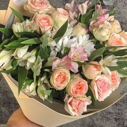 Букет с кустовой розой Кристи, ромашкой и альстромерией