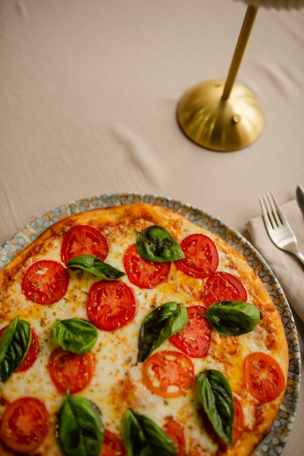 Пицца Маргарита с базиликом