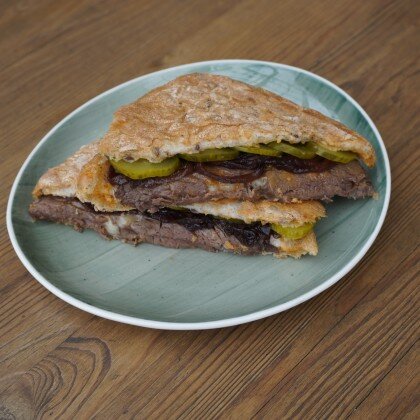 Сэндвич с ростбифом и луковым мармеладом