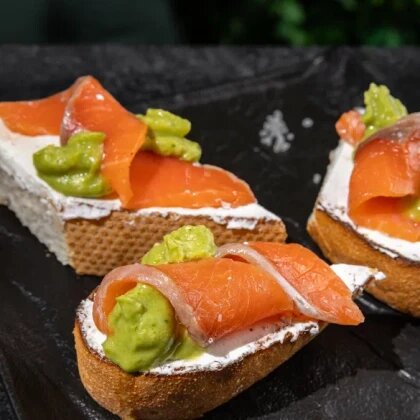 Брускетта с форелью и гуакамоле