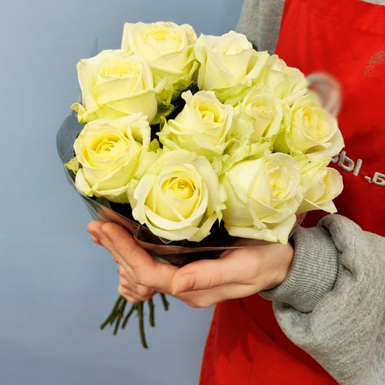 11 роз (Аваланш 50 см) в пачке