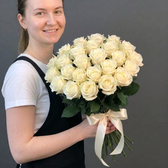 25 роз (Аваланш 50 см) в пачке